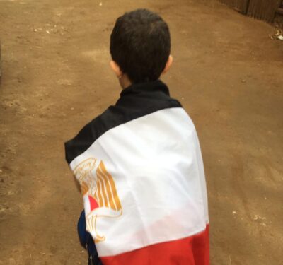 بمصروفه اليومي طفل يهدي علم مصر لمدير مدرسته بالغربية